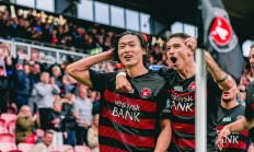 乐鱼体育网页版登录入口-欧国联比赛擂台赛场上对决，球迷加油助威