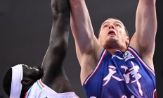 乐鱼体育视频-詹姆斯代表美国男篮再次蝉联奥运冠军