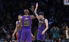 热火加倍努力争胜，湖人队团结一心备战总决赛的简单介绍