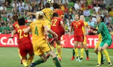 包含女足比赛现场气氛火爆，观众热情高涨的词条