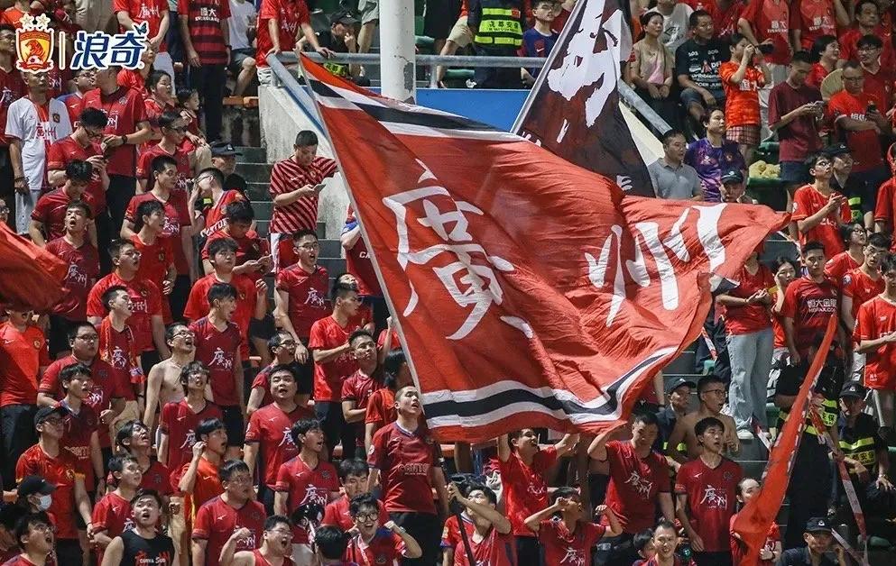 凭借一波广州队，亚冠成功救主，现场全场沸腾