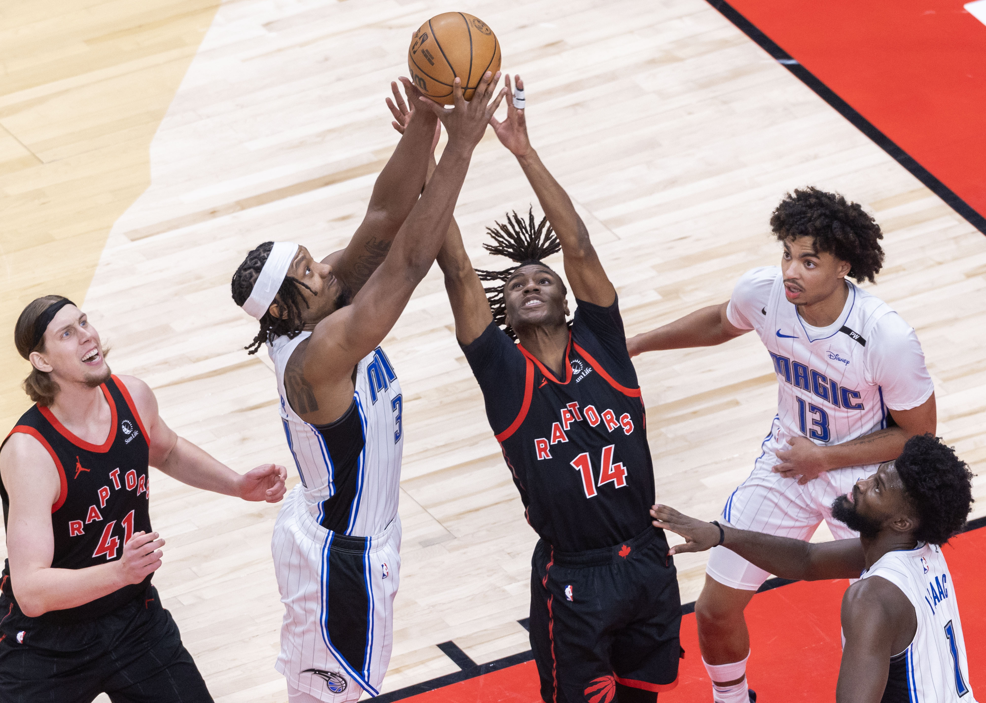 球员技术再升级!篮球联赛激烈比拼享受热闹氛围 球员技术再升级!篮球联赛激烈比拼享受热闹氛围