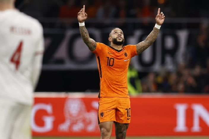 德国与荷兰展开激烈战役,争夺晋级机会 德国与荷兰展开激烈战役,争夺晋级机会