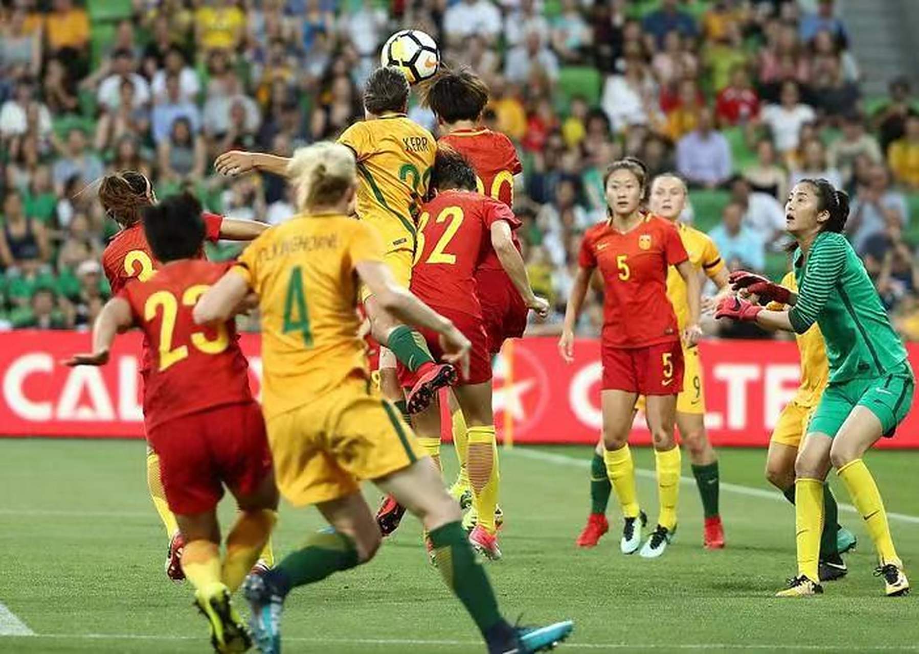 包含女足比赛现场气氛火爆，观众热情高涨的词条