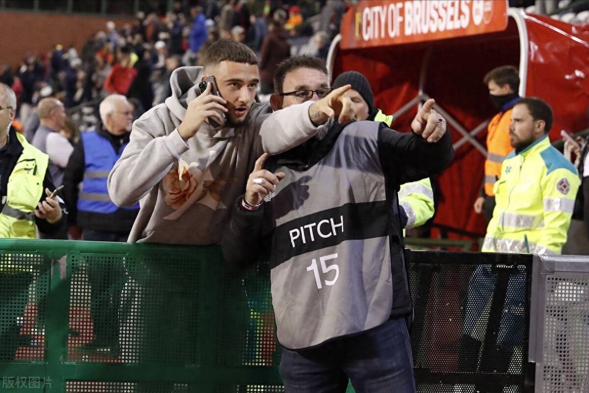 欧预赛赛场上演疯狂一幕,球迷惊叹连连的简单介绍 欧预赛赛场上演疯狂一幕,球迷惊叹连连的简单介绍