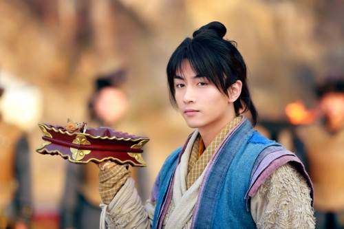 包含游泳冠军郭靖再创佳绩引起轰动的词条