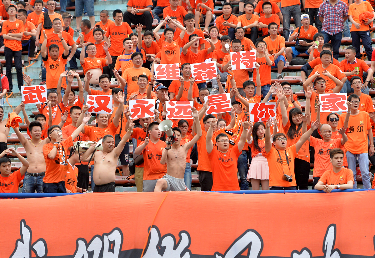 无比激动!球迷在比赛中全情投入 无比激动!球迷在比赛中全情投入