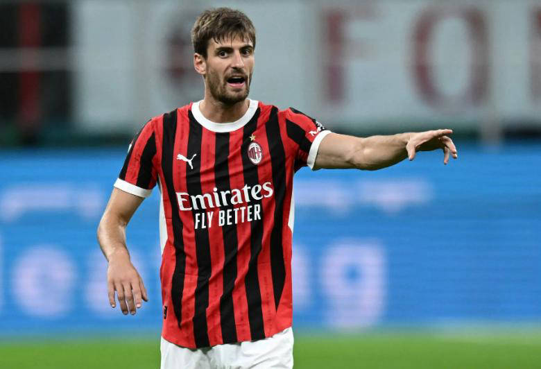 AC米兰后卫防守如铁,助球队保持不败纪录 AC米兰后卫防守如铁,助球队保持不败纪录