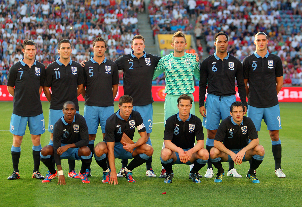 足球大赛中球队风采各异，实力对比激烈