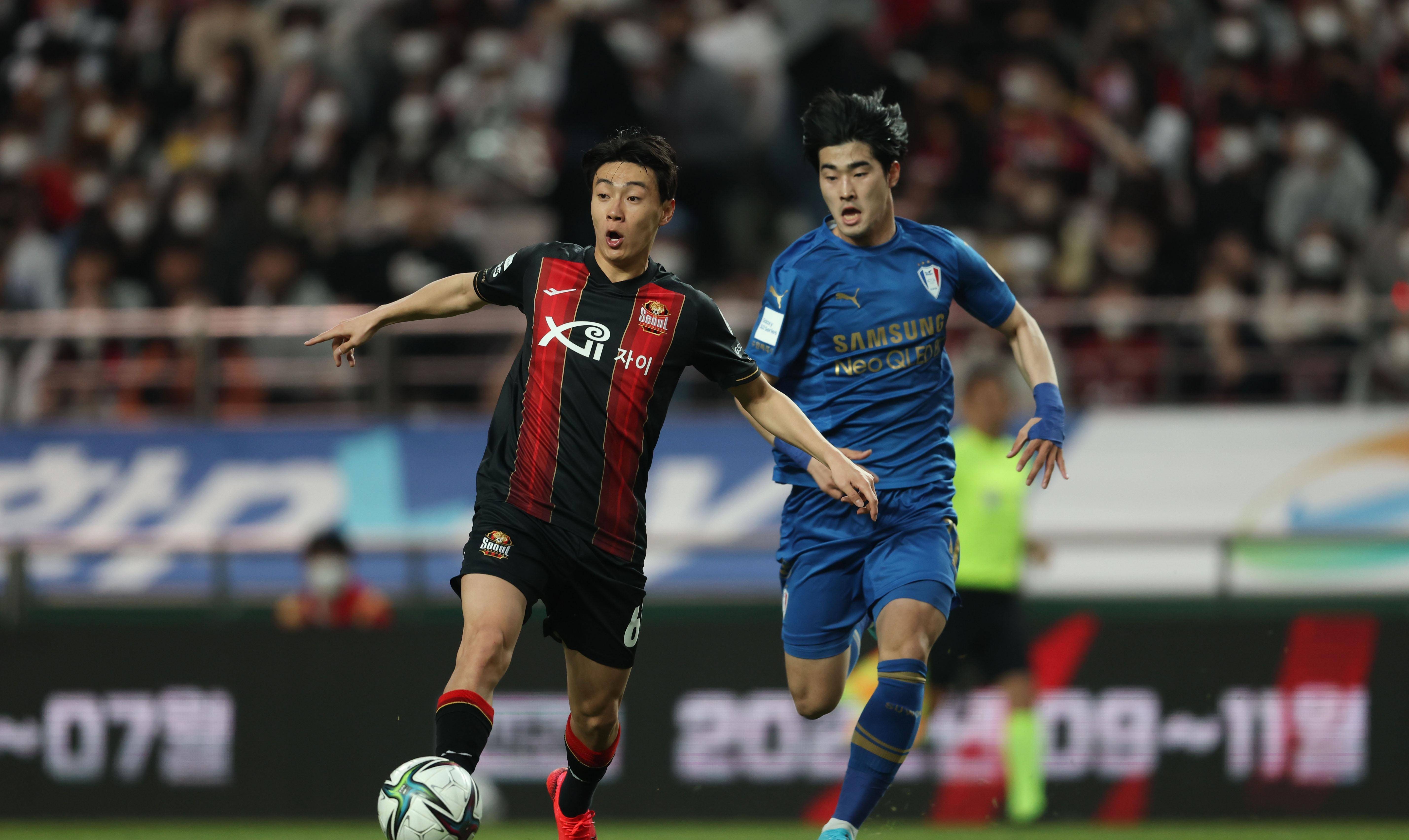 足球大赛中球队风采各异，实力对比激烈