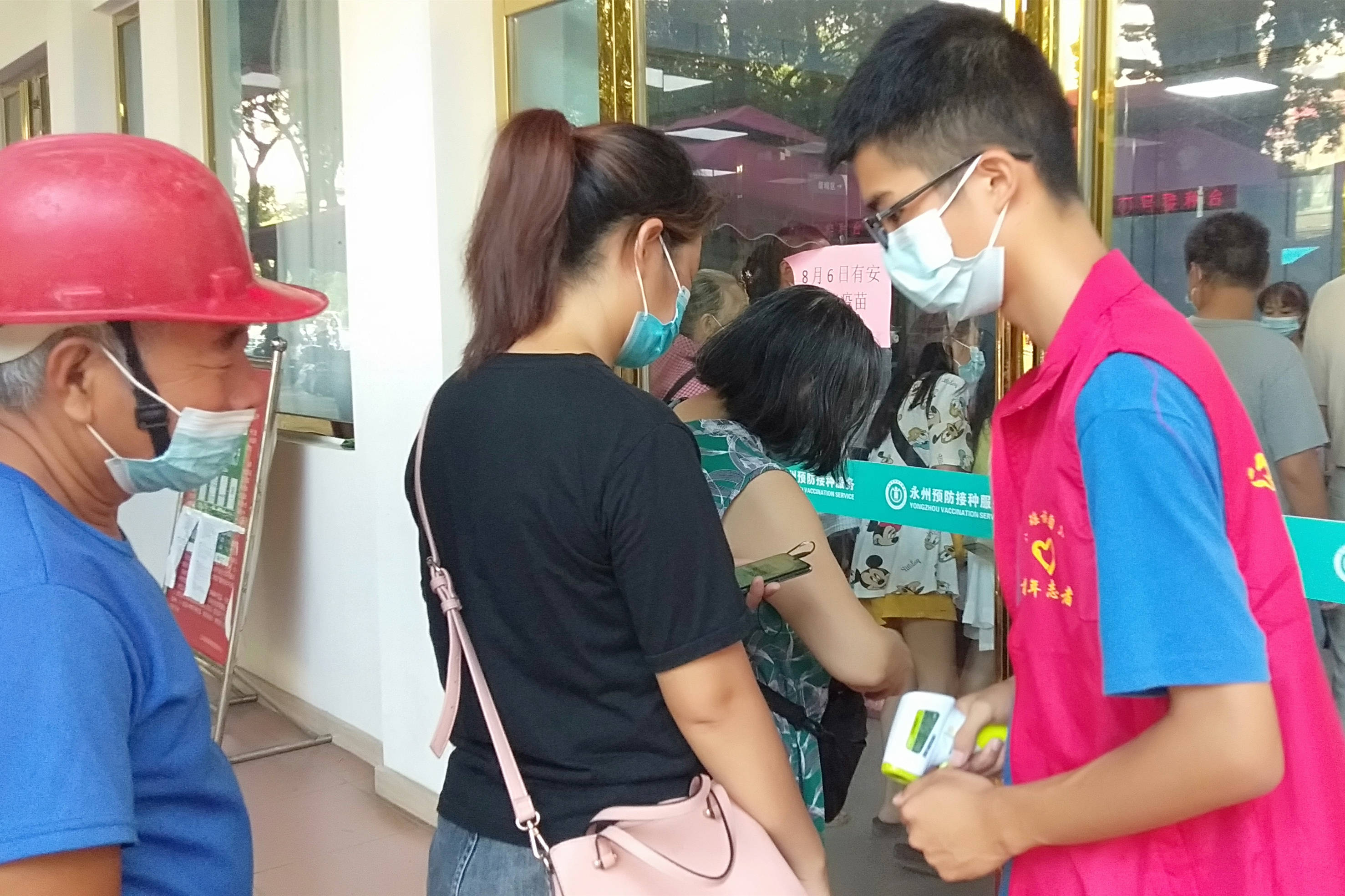 米兰新冠疫情下的出行限制引发居民不满，市长呼吁民众共同配合防疫的简单介绍