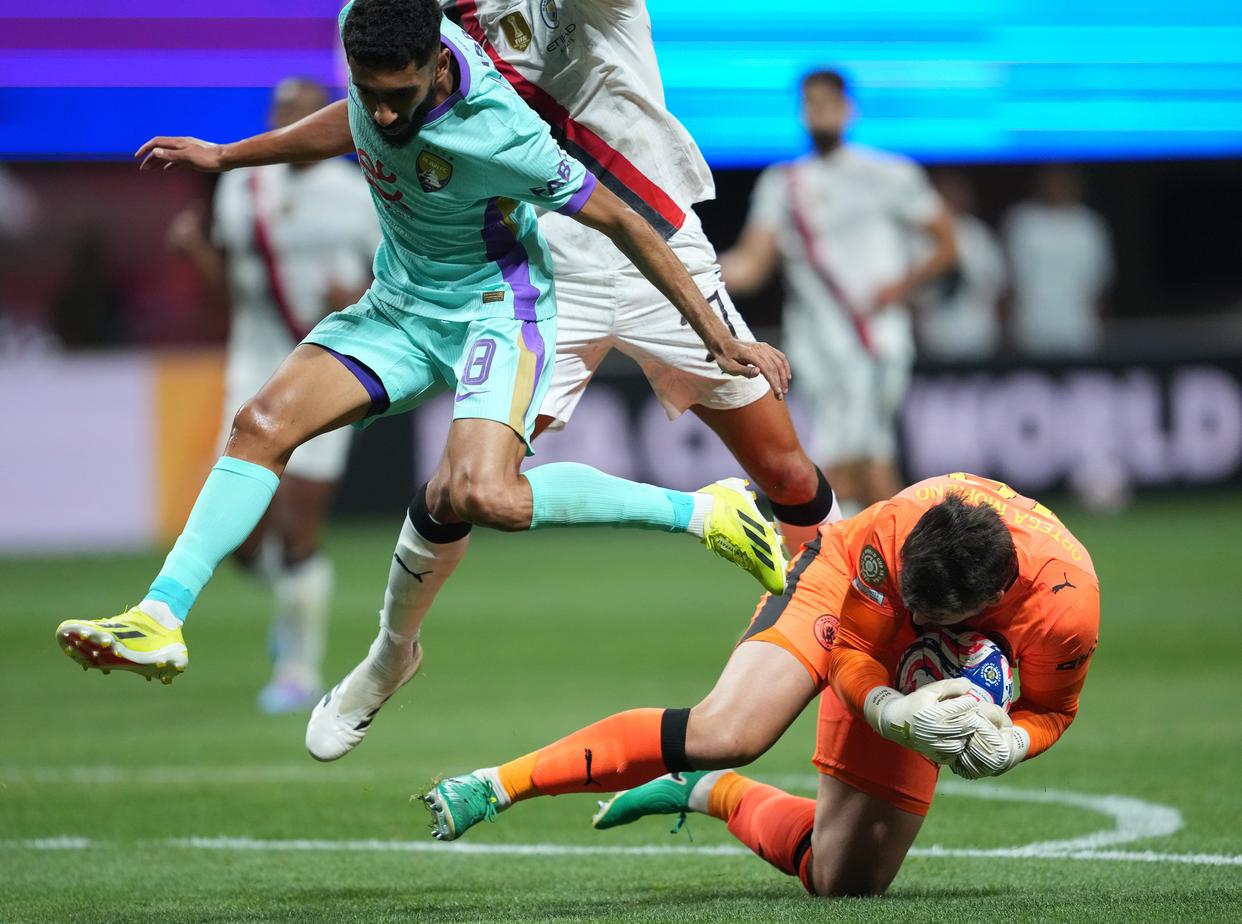 球场上的较量,国际足球赛事燃烧不停的简单介绍 球场上的较量,国际足球赛事燃烧不停的简单介绍