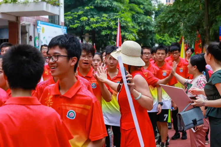 女队全力以赴，斗志高昂赢得胜利的简单介绍