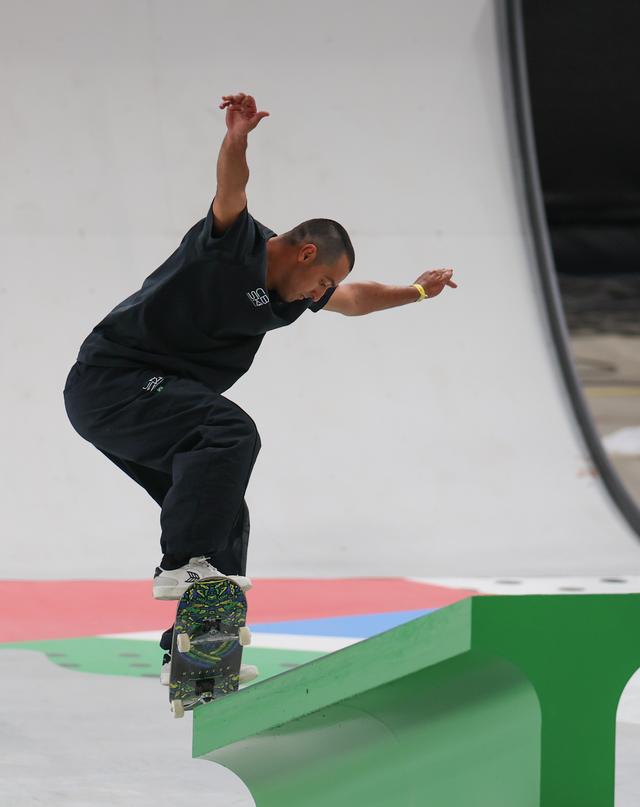 加拿大滑板选手在比赛中展现实力